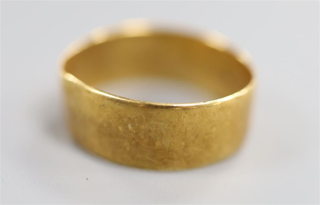 An 18ct gold wedding band, size Q, 4.9 grams.